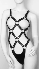 LEATHER BOLD STYLING WOMAN