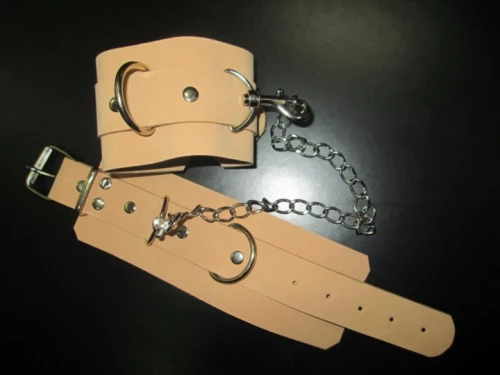 BDSM Δερμάτινες χειροπέδες χρώματος μπεζ