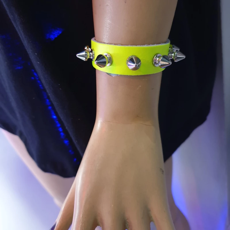 Χειροποίητο Δερμάτινο Περικάρπιο Wristband με Καρφιά - Κίτρινο