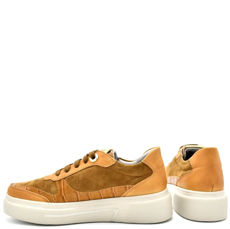 Sneakers σε καφέ ανοιχτό δέρμα