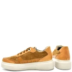 Sneakers σε καφέ ανοιχτό δέρμα