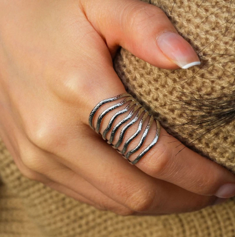 ΓΥΝΑΙΚΕΙΑ ΑΤΣΑΛΙΝΑ ΔΑΧΤΥΛΙΔΙΑ-WOMEN’S STEEL RING ΑΣΗΜΙ