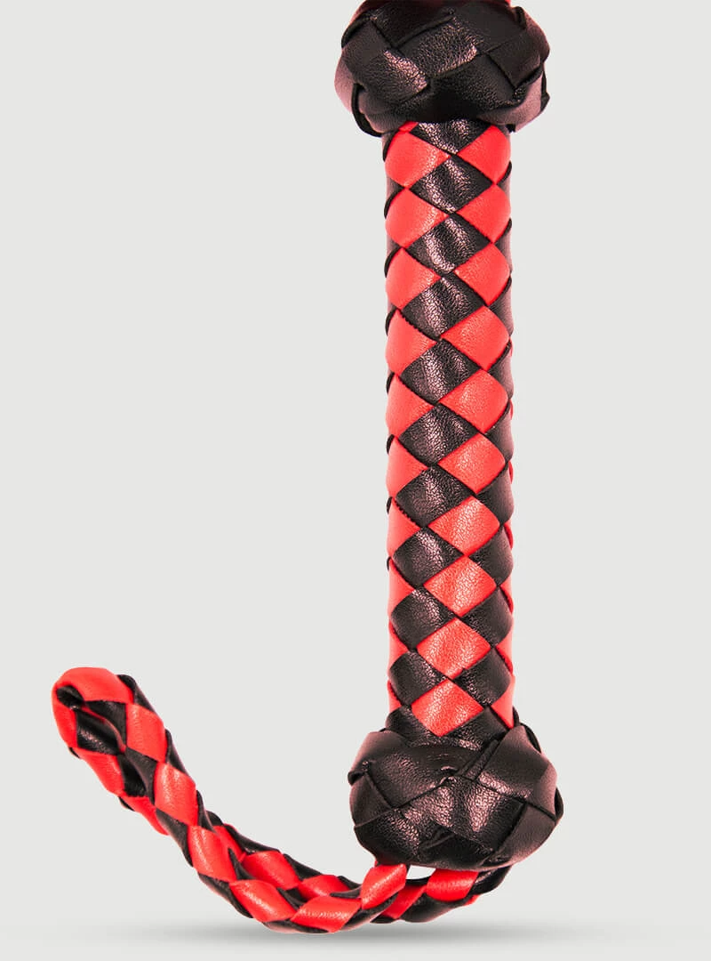 Flogger Με Πλεκτή Λαβή & Μαλακές Ουρές Braided Handle Flogger With Soft Strands – Κόκκινο/Μαύρο