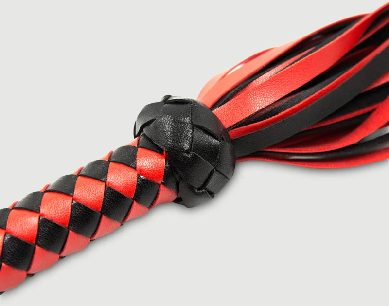 Flogger Με Πλεκτή Λαβή & Μαλακές Ουρές Braided Handle Flogger With Soft Strands – Κόκκινο/Μαύρο