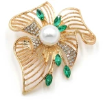 LAPEL PIN ΚΑΡΦΙΤΣΑ ΦΙΟΓΚΟΣ από επιχρυσωμένο ορείχαλκο με στρας και πέρλα.